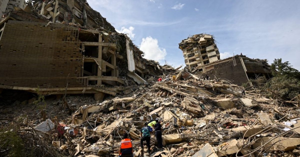 People search for casualties amid the rubble of collapsed buildings, in the aftermath of earthquakes in La Guaira, Venezuela, June 25, 2026. REUTERS/Maxwell Briceno